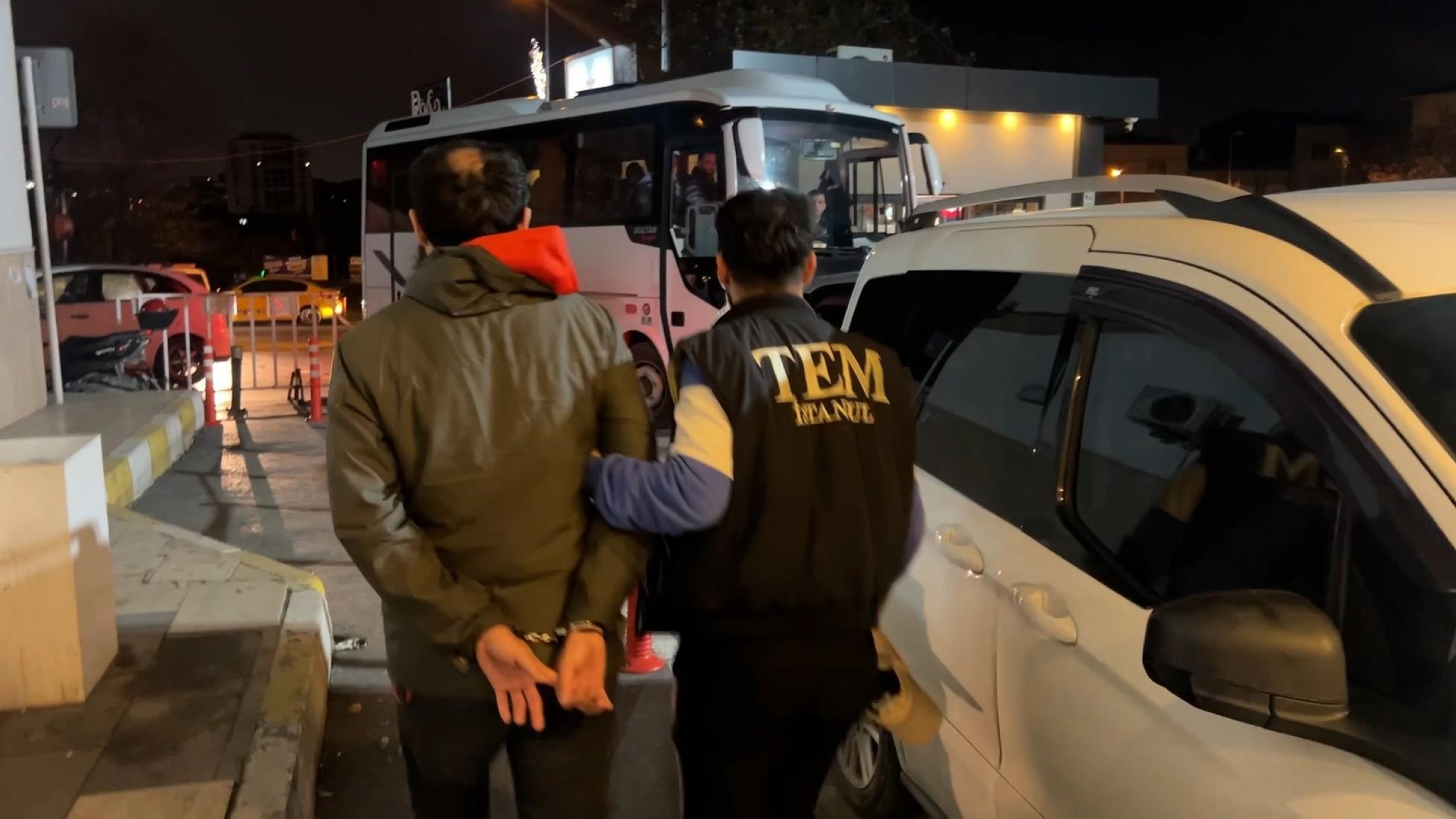 A police officer escorts a captured suspect, Istanbul, Türkiye, Dec. 25, 2025. (DHA Photo)