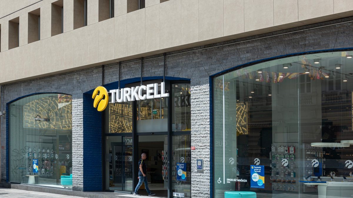 A Turkcell store and logo, Istanbul, Türkiye, June 27, 2023. (Shutterstock Photo)