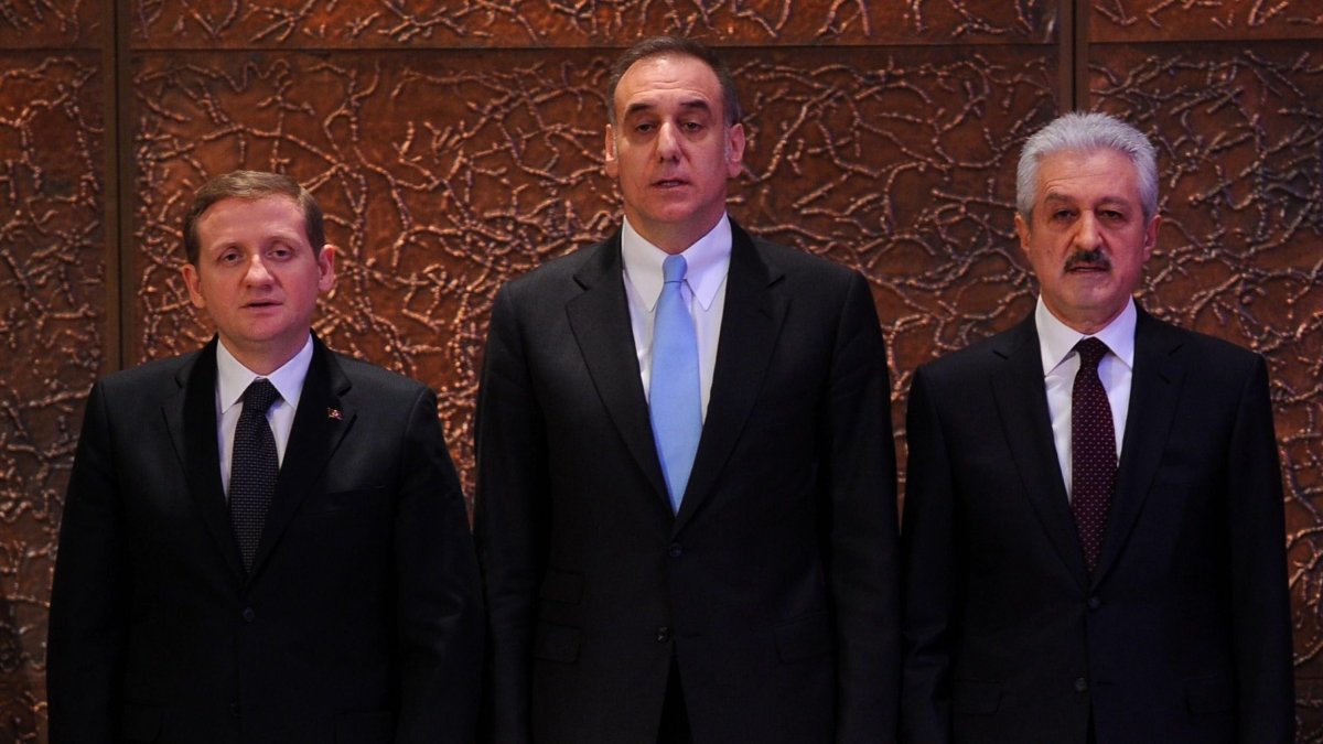 (L-R) Former Turkish Football Federation (TFF) vice presidents Göksel Gümüşdağ and Lütfi Arıboğan stand with President Mehmet Ali Aydınlar during a press conference at the TFF headquarters, Istanbul, Türkiye, Jan. 2, 2012. (AA Photo)