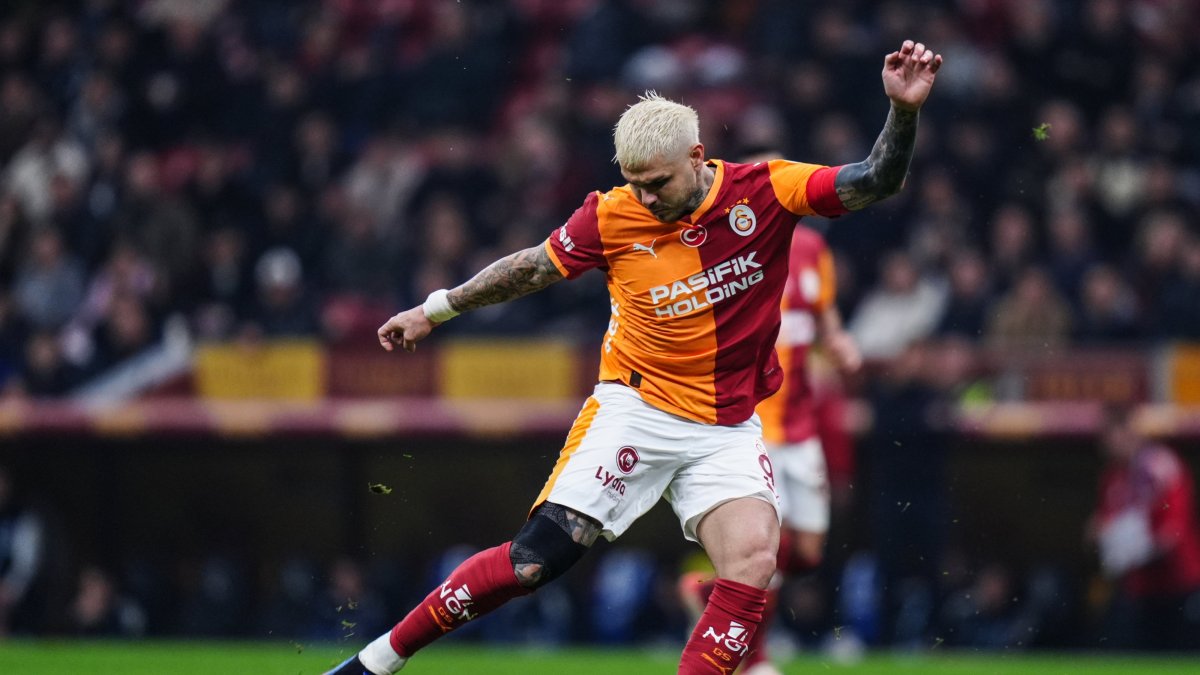 Galatasaray's Mauro Icardi shoots to score during the Süper Lig match against Kasımpaşa at RAMS Park, Istanbul, Türkiye, Dec. 20, 2025. (AA Photo)