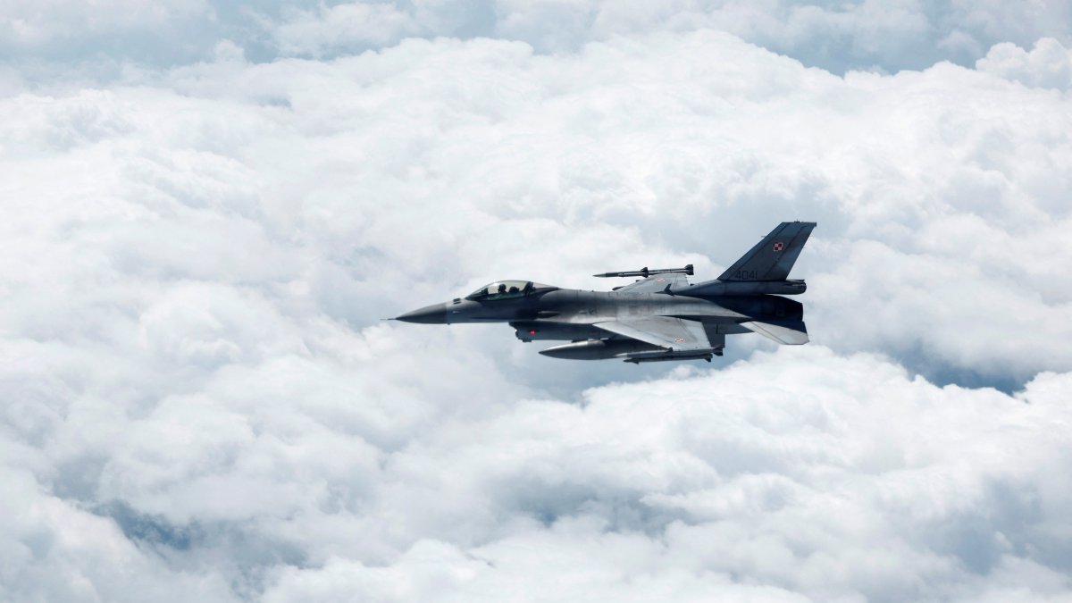 A Polish Air Force F-16 fighter jet flies during a media day, July 4, 2023. (Reuters Photo)
