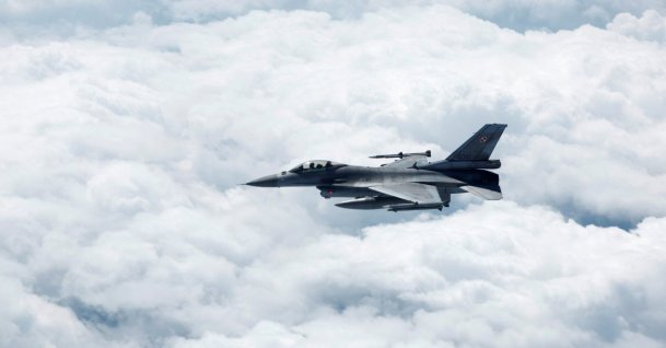 A Polish Air Force F-16 fighter jet flies during a media day, July 4, 2023. (Reuters Photo)