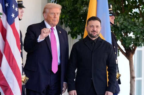 President Donald Trump (L) gestures as he greets Ukraine's President Volodymyr Zelenskyy at the White House, Washington, U.S., Oct. 17, 2025. (AP Photo)