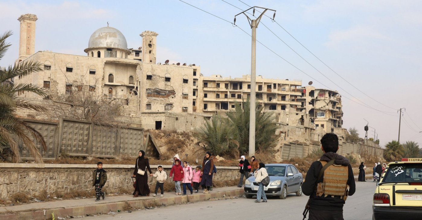Civilians leave YPG-occupied districts for safer neighborhoods following clashes between the terrorists and government forces, Aleppo, Syria, Dec. 23, 2025. (AA Photo)