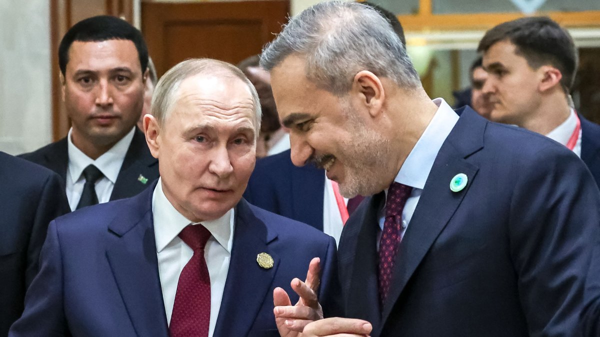 Russia's President Vladimir Putin talks to Türkiye’s Foreign Minister Hakan Fidan in Ashgabat, Turkmenistan, Dec. 12, 2025. (AFP Photo)