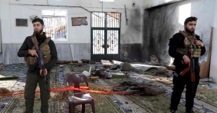Armed security officers cordon off the area following an explosion inside Imam Ali ibn Abi Talib Mosque in the Wadi al-Dahab neighborhood of Homs, Syria, Dec. 26, 2025. (AFP Photo)