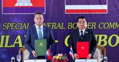 Cambodia's defence minister Tea Seiha (L) and Thailand's defence minister Nattaphon Narkphanit (R) pose with documents during the special General Border Committee (GBC) meeting at a border checkpoint in the Chanthaburi province, Thailand, Dec. 27, 2025. (AFP Photo)