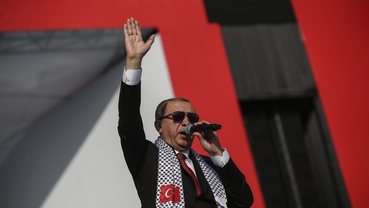 President Recep Tayyip Erdoğan salutes the crowd during a rally in solidarity with Palestinians, Istanbul, Türkiye, May 18, 2018. (AP Photo)