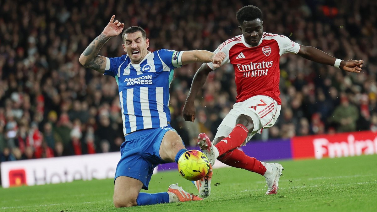 Brighton's Lewis Dunk (L) in action with Arsenal's Bukayo Saka (R) during an English Premier League match, in London, U.K, Dec. 27, 2025. (EPA Photo)
