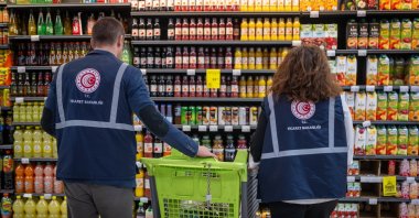 Trade Ministry teams conducting an inspection in a market, Ankara, Türkiye, Dec. 27, 2025. (AA Photo)