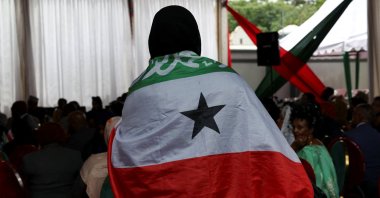 A delegate wrapped in the flag of Somaliland arrives for the unveiling of the Somaliland Mission premises, in Nairobi, Kenya, May 29, 2025. (Reuters Photo)