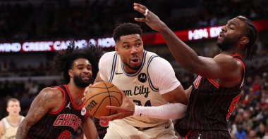  Bucks' Giannis Antetokounmpo dribbles past Bulls' Patrick Williams during an NBA game, in Chicago, Illinois, U.S., Dec. 27, 2025. (AFP Photo)
