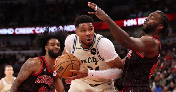  Bucks' Giannis Antetokounmpo dribbles past Bulls' Patrick Williams during an NBA game, in Chicago, Illinois, U.S., Dec. 27, 2025. (AFP Photo)