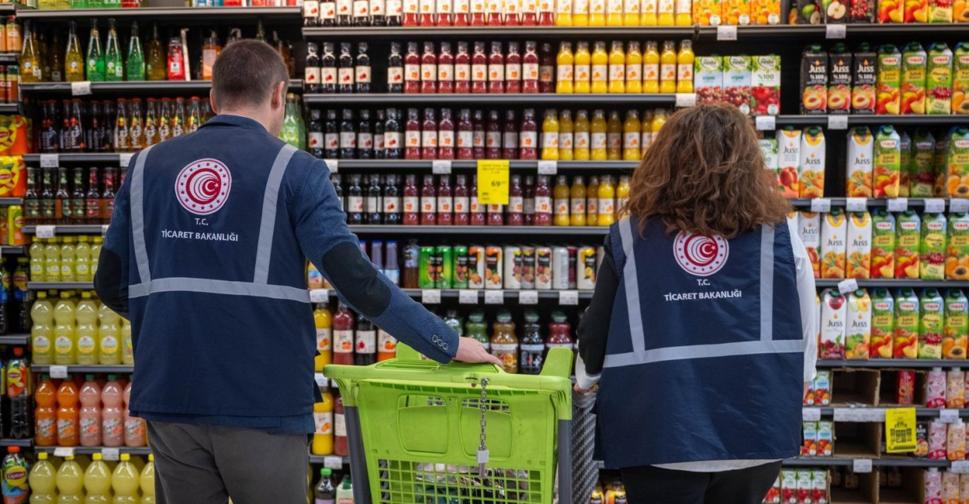 Trade Ministry teams conducting an inspection in a market, Ankara, Türkiye, Dec. 27, 2025. (AA Photo)
