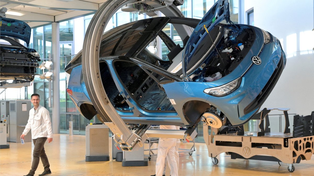 As economic crisis drags on, German businesses expect job cuts in 2026