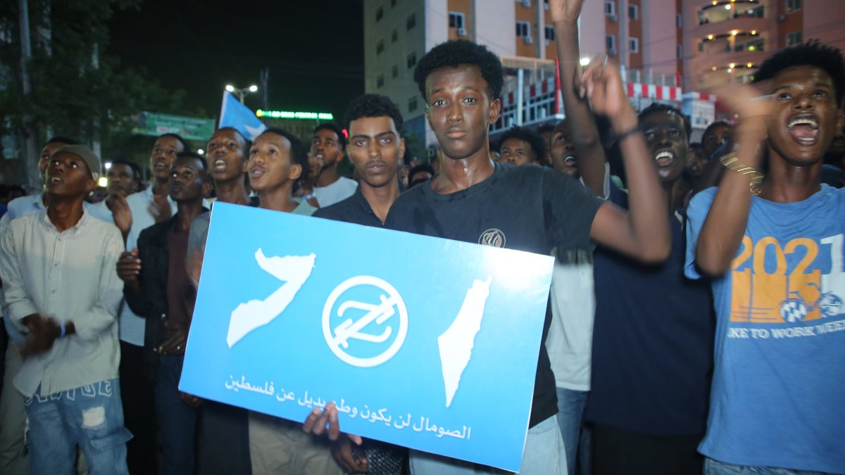 Somalis attend a demonstration after Israel became the first country to formally recognize the self-declared Republic of Somaliland as an independent and sovereign state, in Hodan district of Mogadishu, Somalia, Dec. 28, 2025. (Reuters Photo)