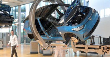 Technicians work in the assembly line of German carmaker Volkswagen's electric ID. 3 car during a media tour, Dresden, Germany, May 14, 2025. (Reuters Photo)
