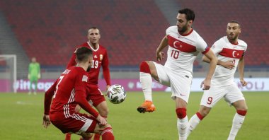 Türkiye's Hakan Çalhanoğlu (C) vies for the ball with Hungary's Szilveszter Hangya (L) during the UEFA Nations League match at the Puskas Arena, Budapest, Hungary, Nov. 18, 2020. (AP Photo)