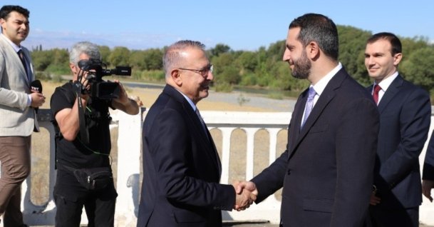 Ambassador Serdar Kılıç is seen (L) with Armenia's Special Envoy Ruben Rubinyan at the border, Iğdır, Türkiye, Sept.11, 2025 (DHA Photo)