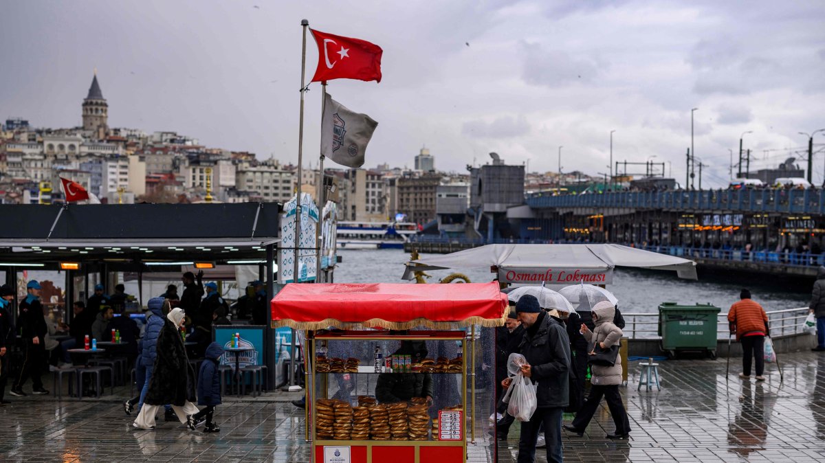 A street vendor sells traditional Turkish bagel "simit" in the Eminönü neighborhood of Istanbul, Türkiye, Dec. 27, 2025. (AFP Photo)