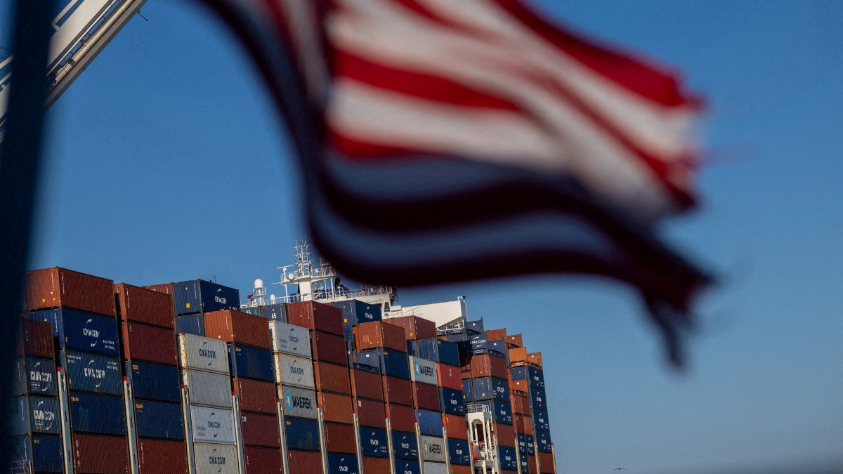 A cargo ship full of shipping containers is seen at the port of Oakland, California, U.S., Aug. 4, 2025. (Reuters Photo)