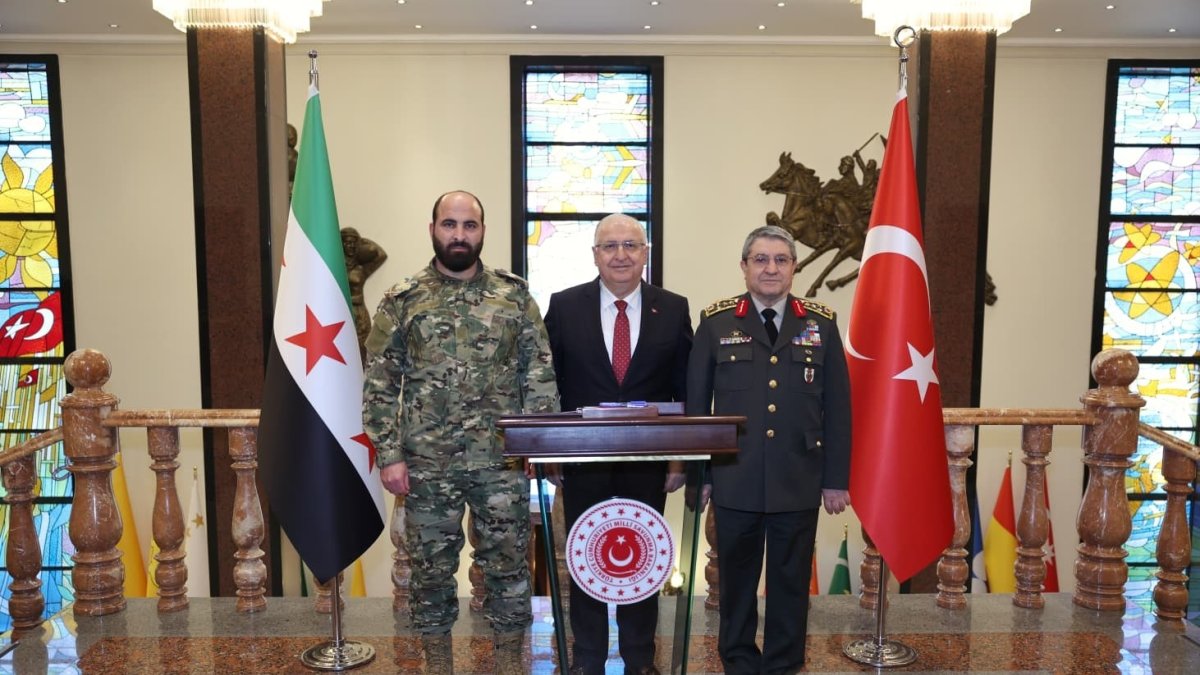 Turkish defense chief receives Syrian military counterpart in Ankara
