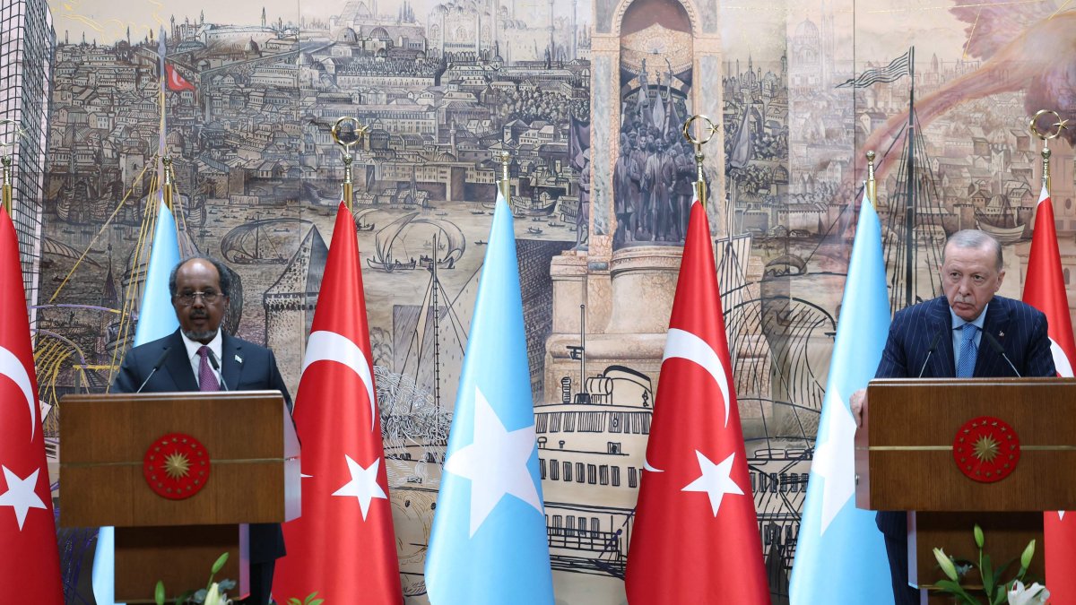 President Recep Tayyip Erdoğan and Somalian President Hassan Sheikh Mohamud speak at a news conference in Istanbul, Dec. 30, 2025. (Handout by Presidency via AFP)