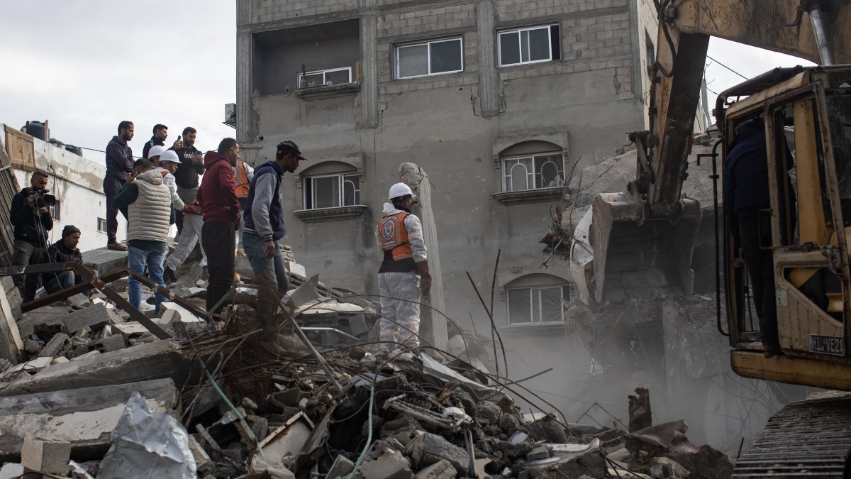 At least 1 killed in Israeli attacks in Gaza in violation of cease-fire