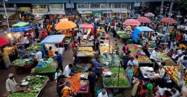 Customers buy fruits and vegetables at an open-air evening market, Ahmedabad, India, Aug. 21, 2023. (Reuters Photo)