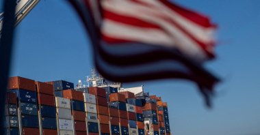 A cargo ship full of shipping containers is seen at the port of Oakland, California, U.S., Aug. 4, 2025. (Reuters Photo)