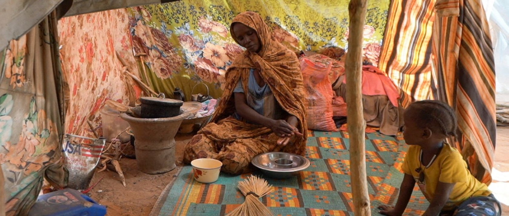 Awadeya, a Sudanese displaced woman who was held by the paramilitary Rapid Support Forces (RSF), cooks food at a camp for displaced people who fled from al-Fashir to Tawila, North Darfur, Sudan, Nov. 15, 2025. (Reuters File Photo)