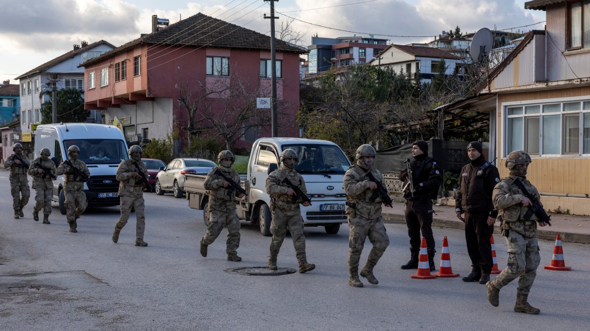 A Turkish gendarmerie special forces team leaves the site where security forces launched an operation on a house where Daesh members were hiding, Yalova, Türkiye, Dec. 29, 2025. (Reuters Photo)