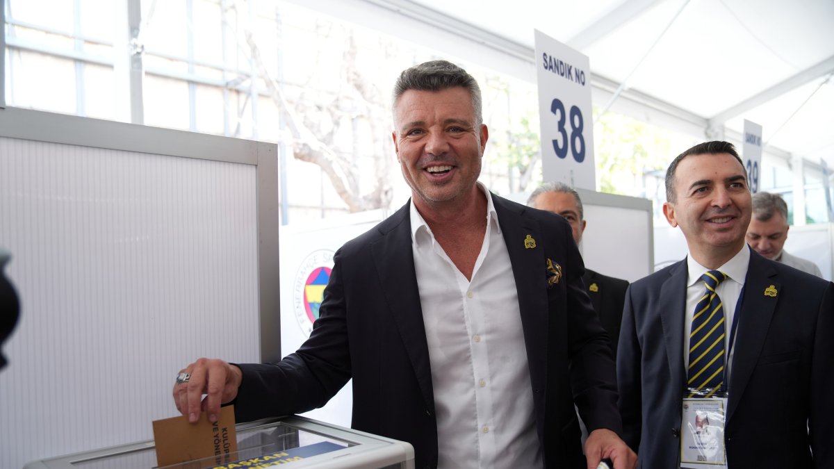 Fenerbahçe President Sadettin Saran (R) casts a ballot during the club's presidential elections, Istanbul, Türkiye, Sept. 21, 2025. (IHA Photo)