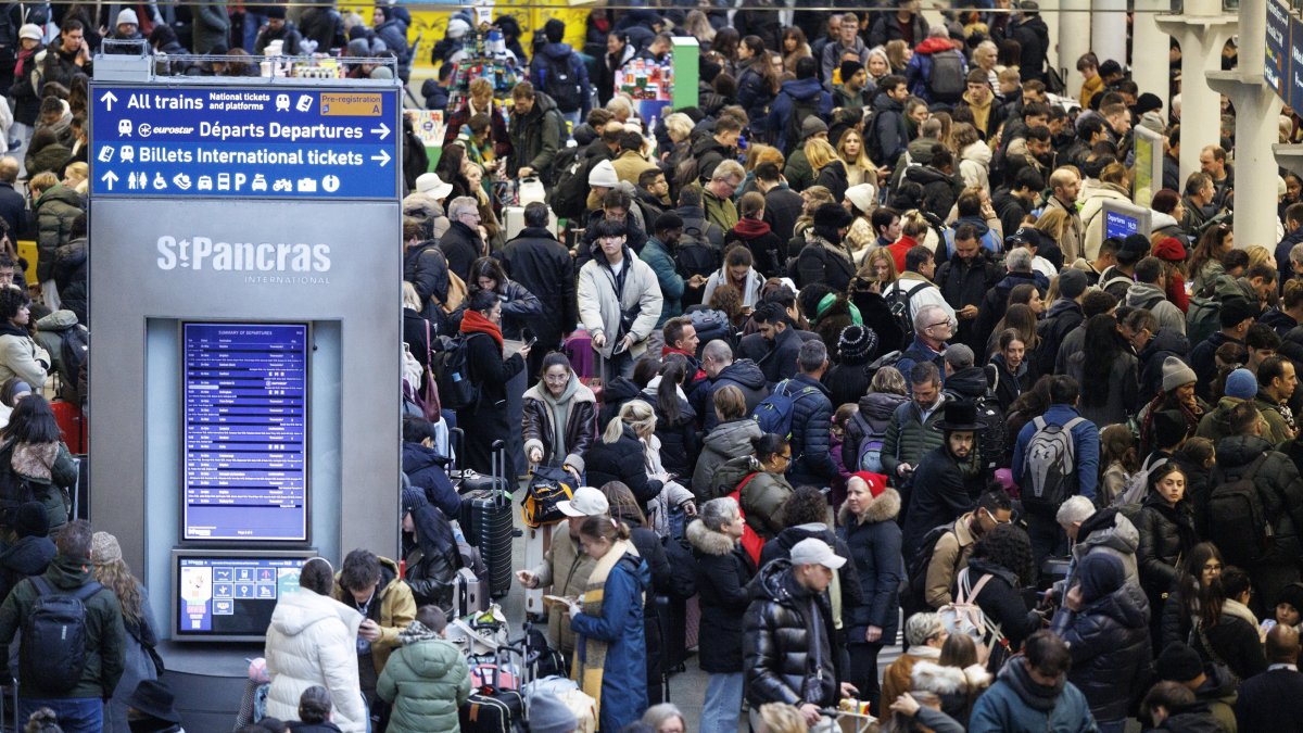 Eurostar passengers wait for train services to be resumed at St Pancras International station in London, U.K., Dec. 30, 2025. (EPA Photo)