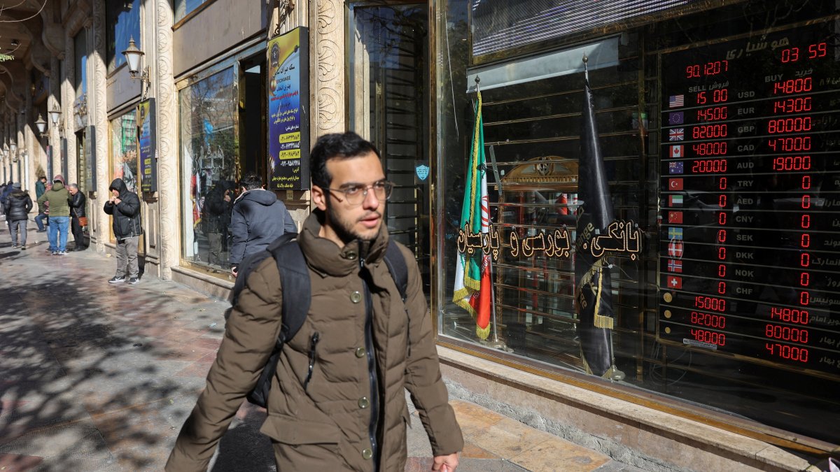 Iran vows response to protests after government building attacked