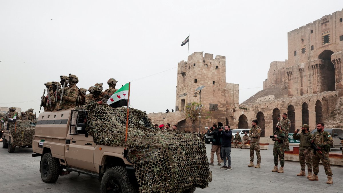 Suicide bomber kills 1, wounds security officers in Syria's Aleppo