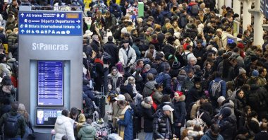 Eurostar passengers wait for train services to be resumed at St Pancras International station in London, U.K., Dec. 30, 2025. (EPA Photo)