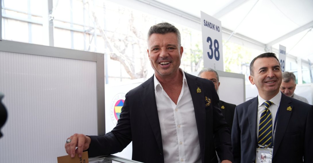 Fenerbahçe President Sadettin Saran (R) casts a ballot during the club's presidential elections, Istanbul, Türkiye, Sept. 21, 2025. (IHA Photo)