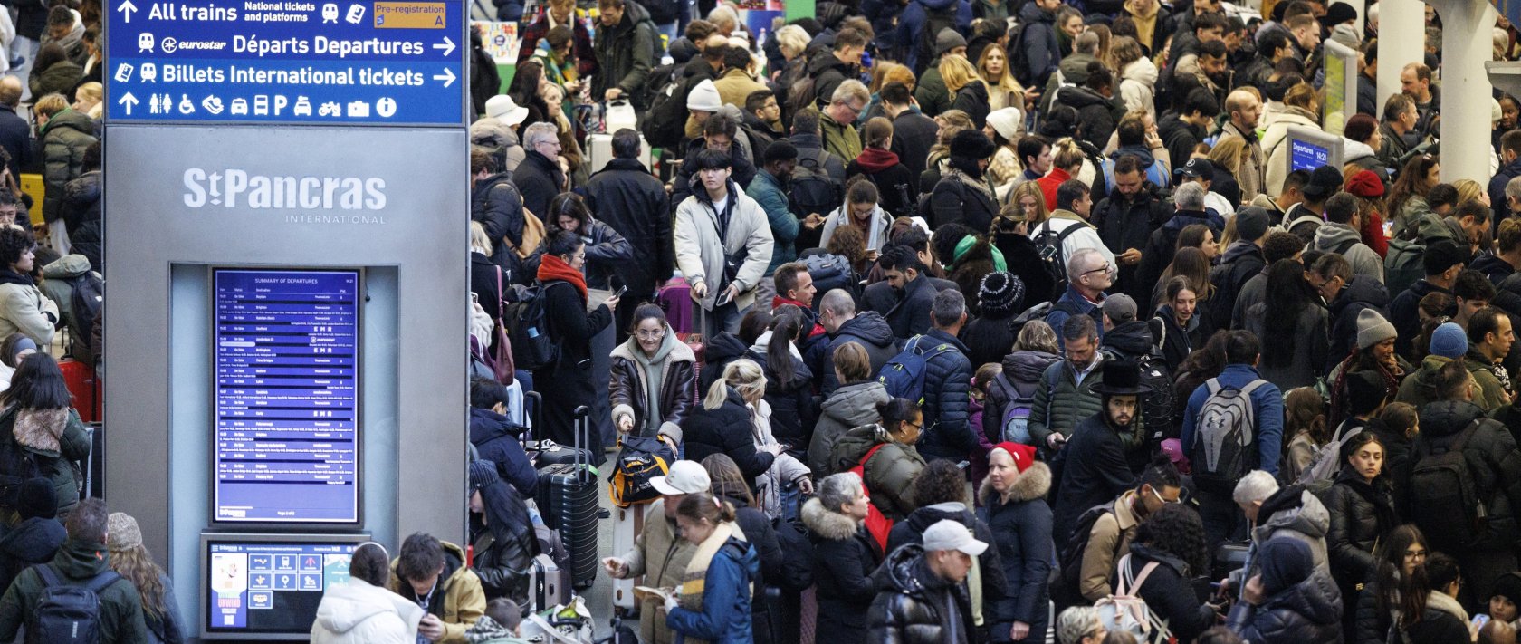 Eurostar passengers wait for train services to be resumed at St Pancras International station in London, U.K., Dec. 30, 2025. (EPA Photo)