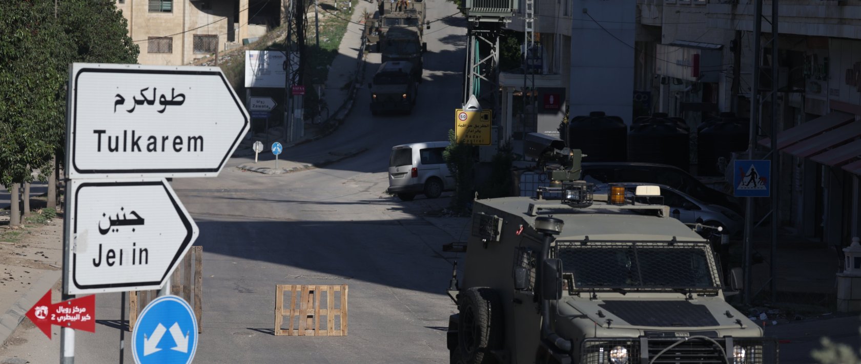  Israeli troops block a street after demolishing the house of Palestinian prisoner Abdul Karim Sanoubar in the West Bank city of Nablus, Dec. 2, 2025. (EPA Photo)