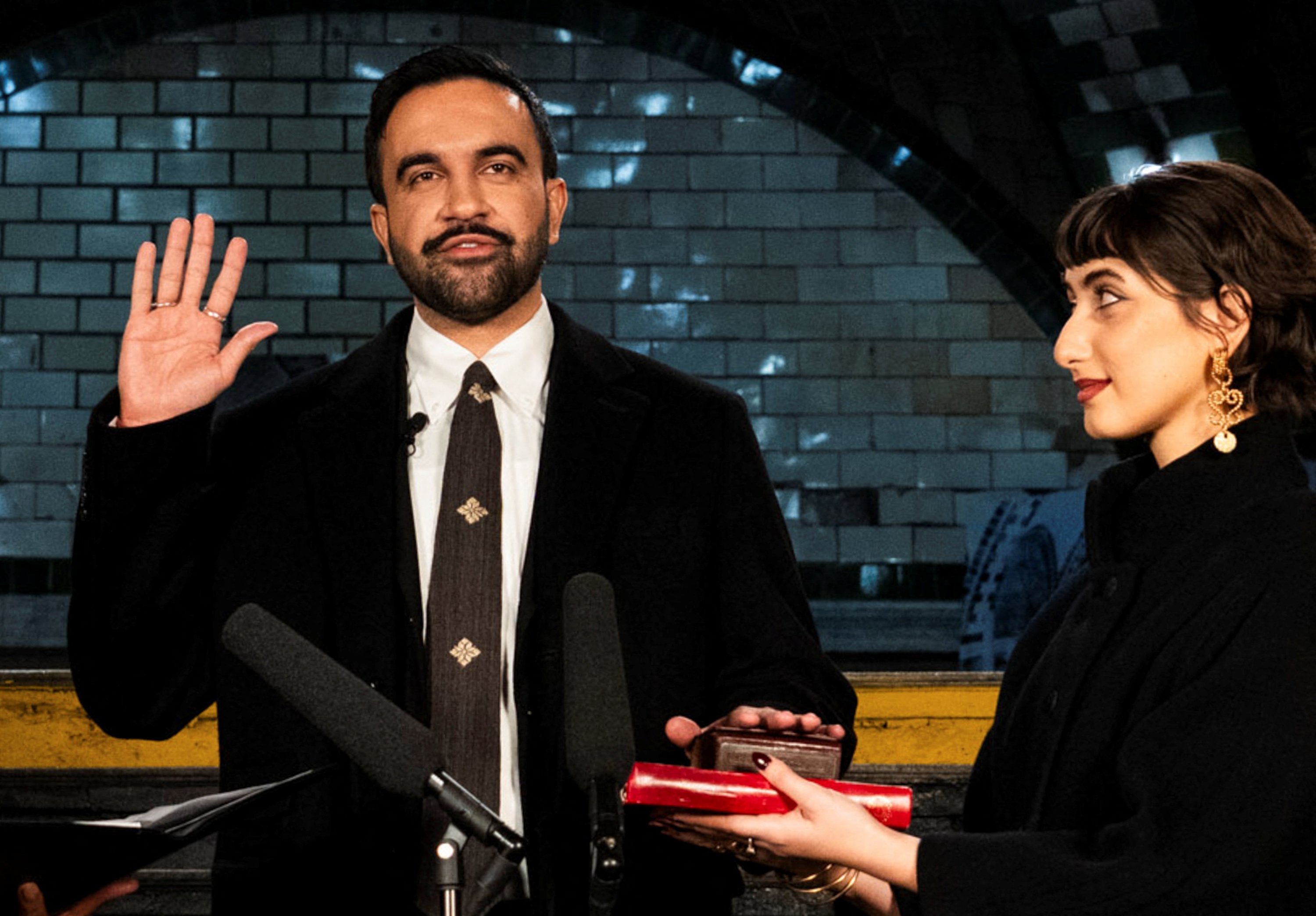 Zohran Mamdani zaprisegel kot župan New Yorka na zgodovinski postaji podzemne železnice