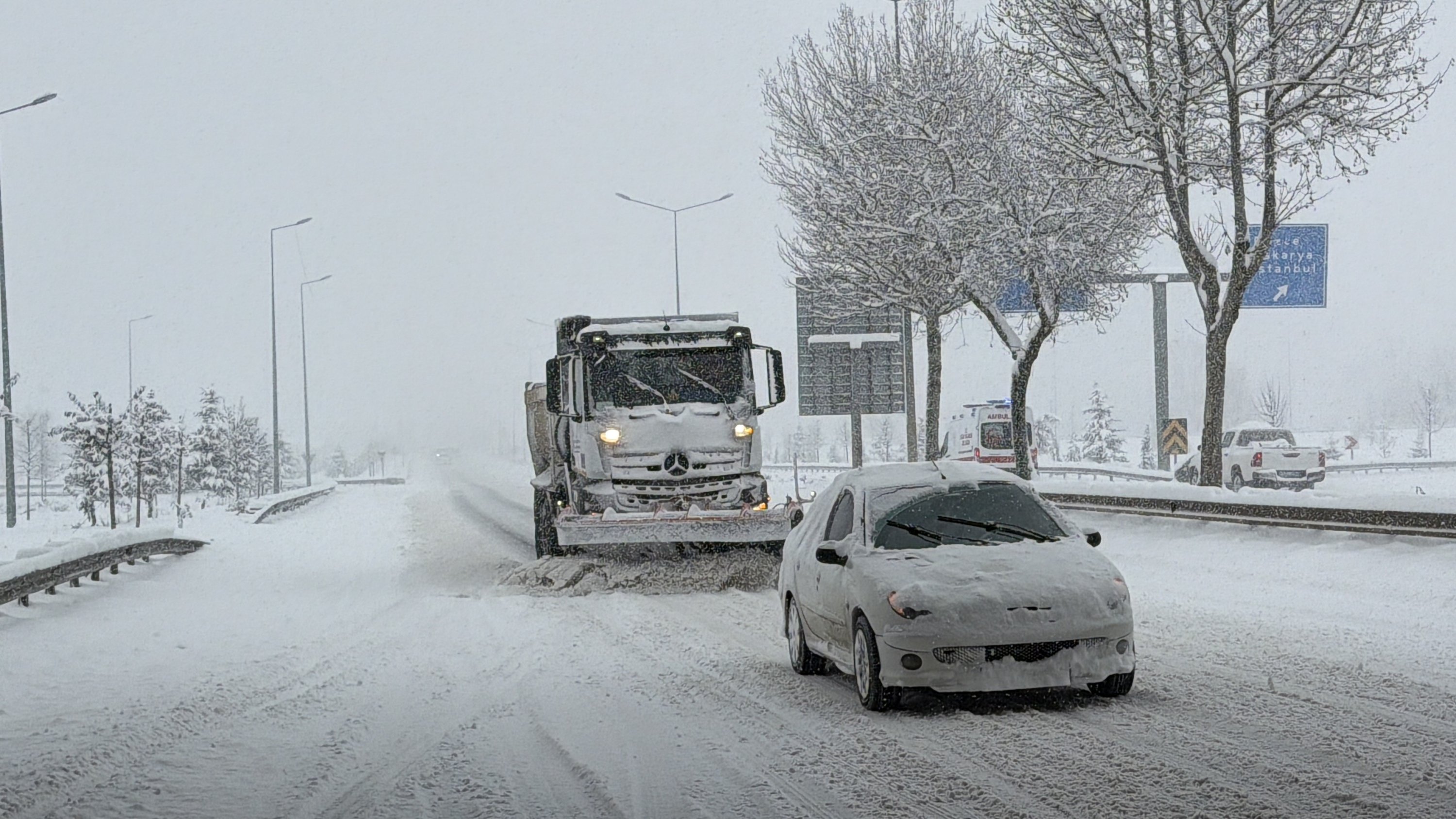 A snowplower clears the road in Düzce, northern Türkiye, Jan. 1, 2026. (İHA Photo) 