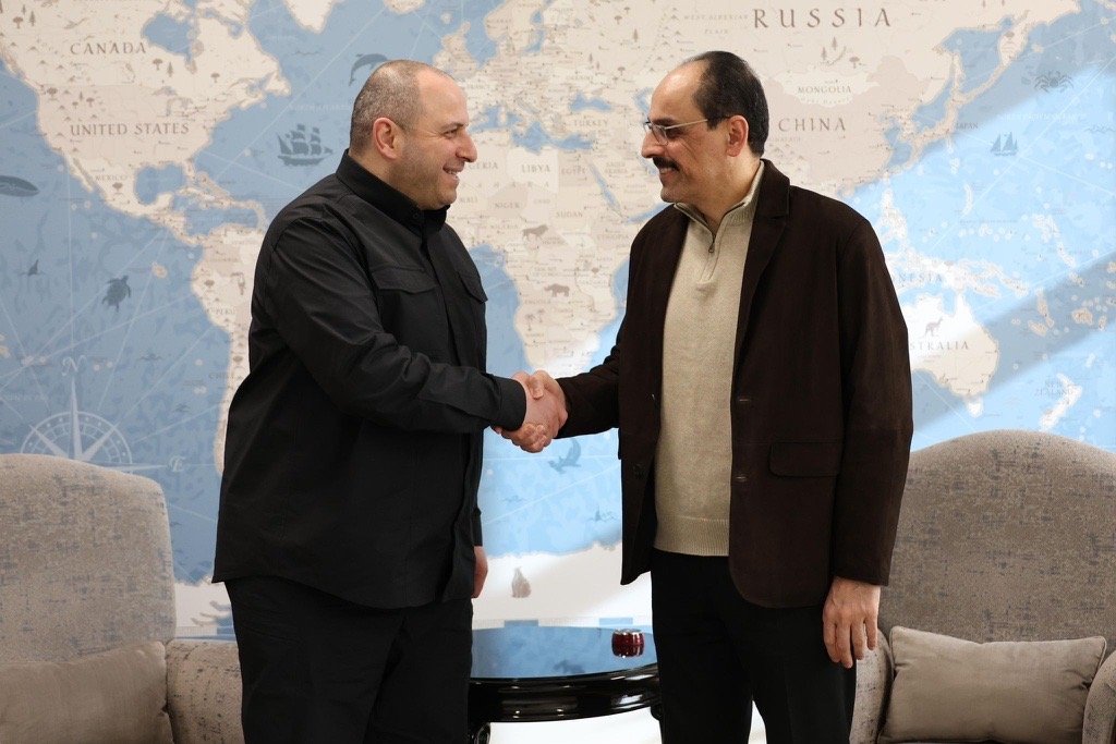 Türkiye’s intelligence chief Ibrahim Kalın (L) and Ukraine’s National Security and Defense Council Secretary Rustem Umerov shake hands in Ankara, Türkiye, Jan. 1, 2026.