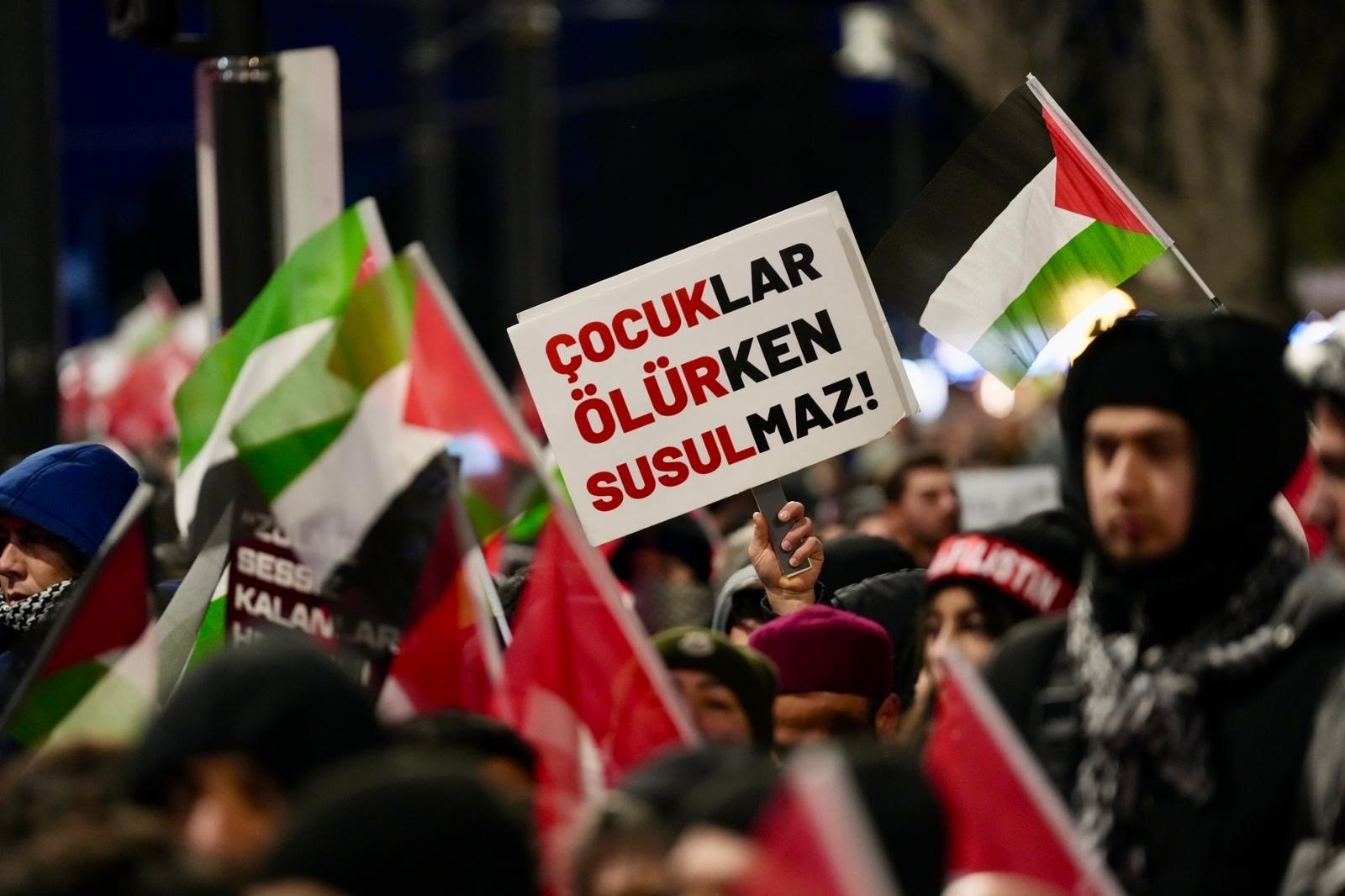 People wave Palestinian flags and placards at the Galata Bridge during the mass demonstration in solidarity with Palestine, Istanbul, Türkiye, Jan. 1, 2026. (AA Photo)