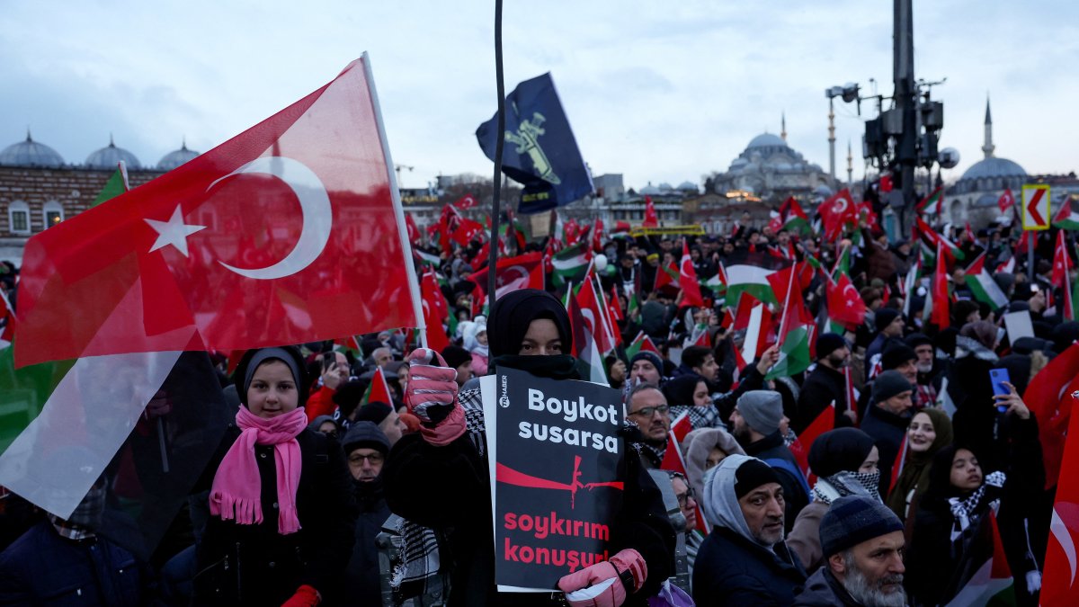 Hundreds of thousands wrap up massive Palestine rally in Istanbul