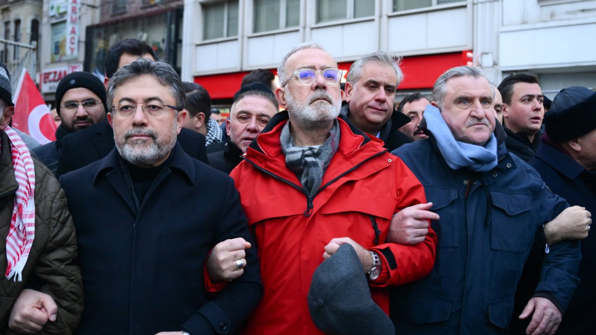Türkiye’s sports join mass rally for Palestine on Galata Bridge