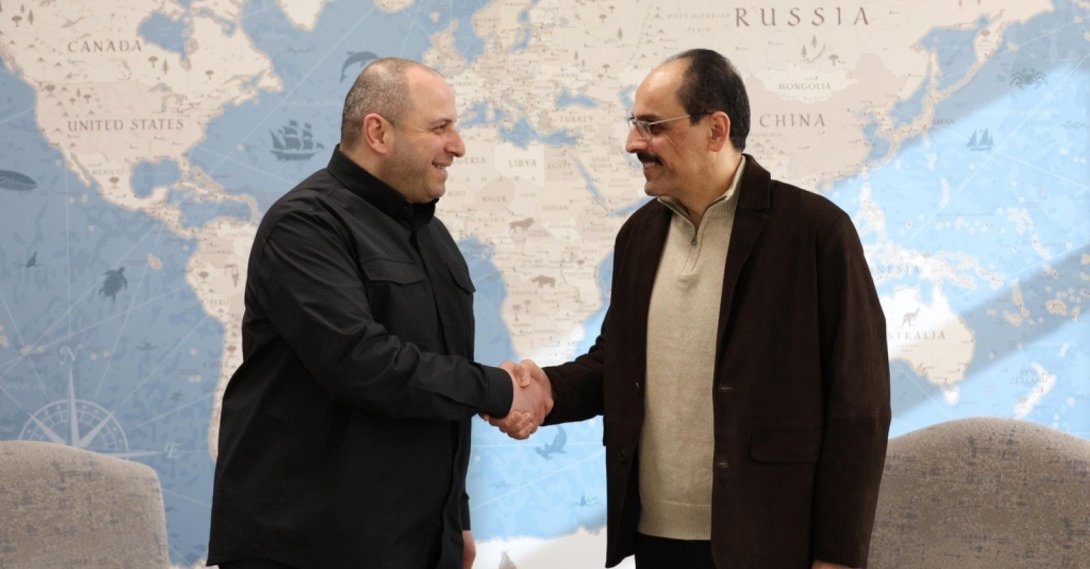 Türkiye’s intelligence chief Ibrahim Kalın (L) and Ukraine’s National Security and Defense Council Secretary Rustem Umerov shake hands in Ankara, Türkiye, Jan. 1, 2026.