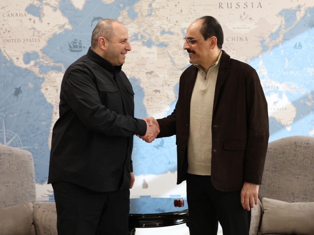 Türkiye’s intelligence chief Ibrahim Kalın (L) and Ukraine’s National Security and Defense Council Secretary Rustem Umerov shake hands in Ankara, Türkiye, Jan. 1, 2026.