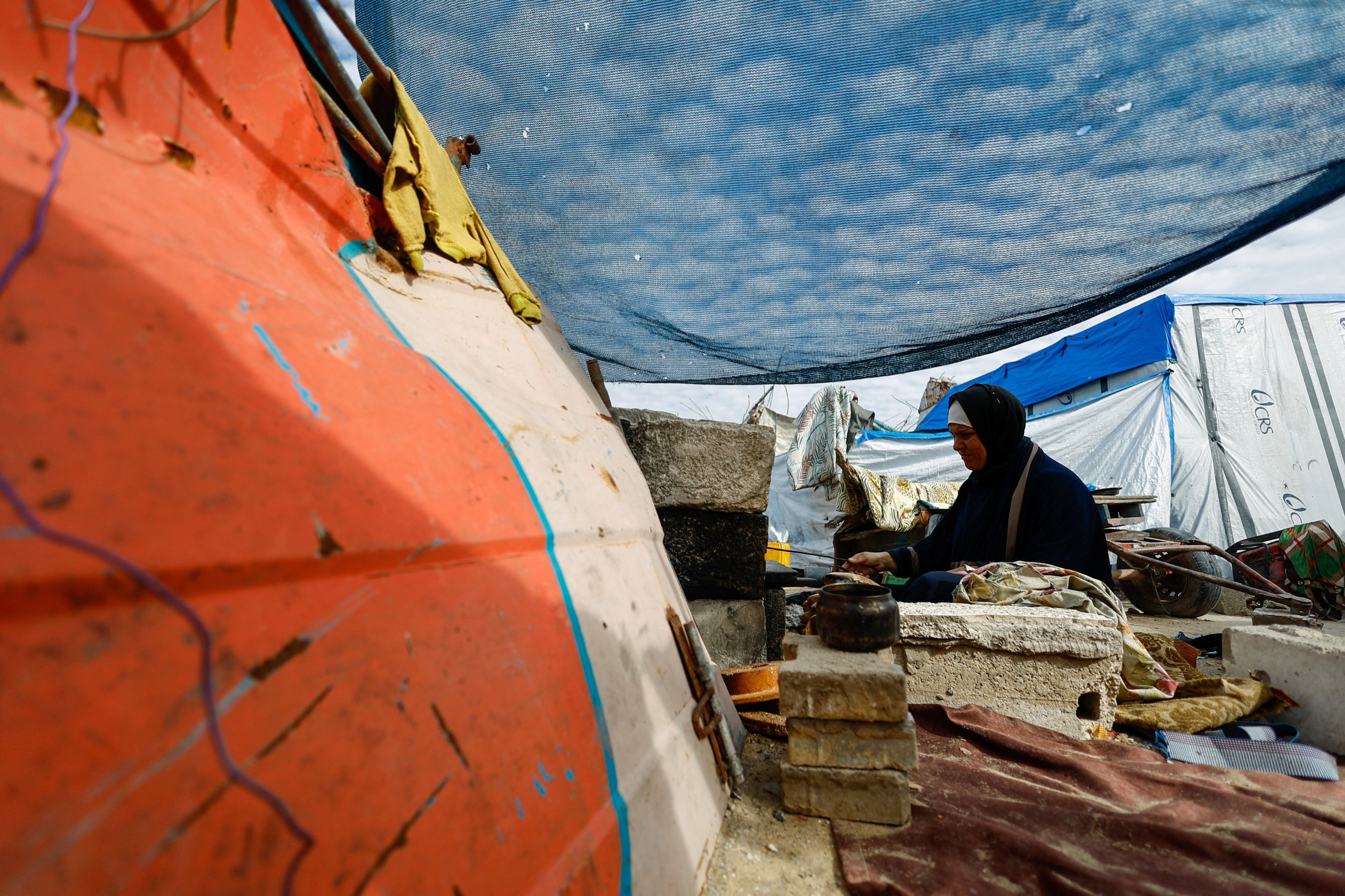 V Gazi zaradi požara v šotoru umrla babica in vnuk, Jolie obiskala prehod Rafa