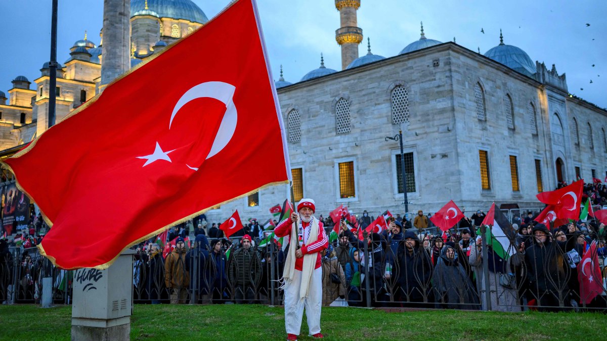 A man waves a Turkish flag as people demonstrate in solidarity with the Palestinian people amid Israel's war on Gaza, Istanbul, Türkiye, Jan. 1, 2026. (AFP Photo)